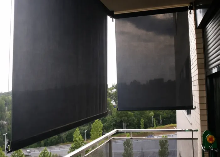 Toldos verticales screen negros en el balcón de un departamento